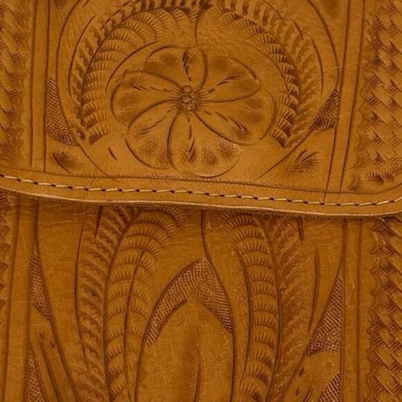 Vintage Hand-Tooled Leather Shoulder Messenger Bag | Butterscotch Brown 1970s - Picture 5 of 14